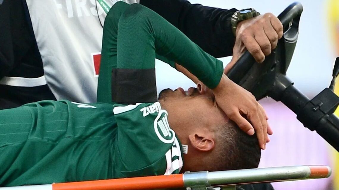 تمزق عضلي حاد ينهي سنة أوناحي الكروية ويهدد غيابه عن المنتخب