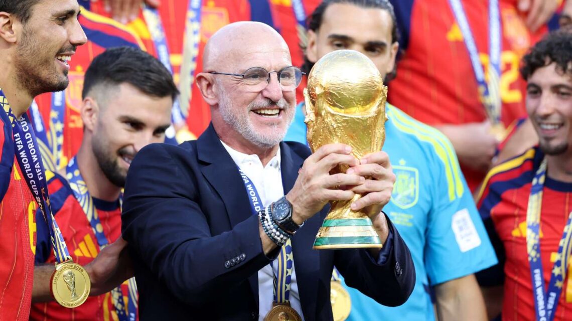 دي لا فوينتي يتوج بجائزة أفضل مدرب في العالم لسنة 2026